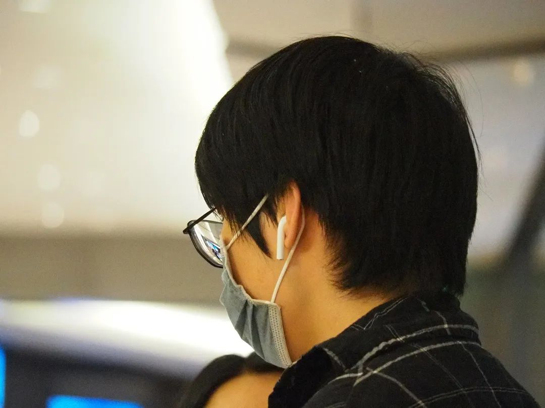 太古里的年轻人耳机在放什么？