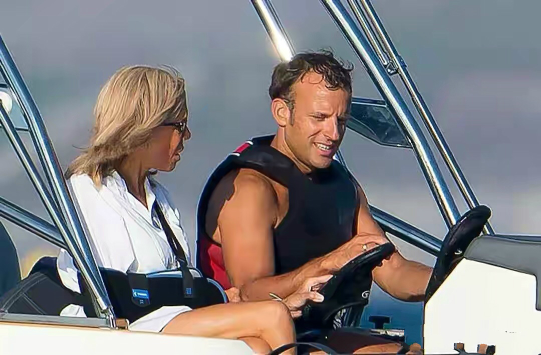 法国总统真Man!跟大25岁老婆出海频繁秀肌肉,布丽吉特一脸漠然