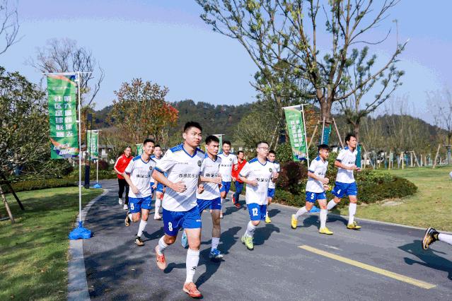 踢球大赛第二轮,足球决赛全场结束