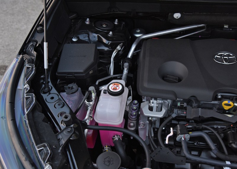 选择丰田荣放，因为它的动力表现强劲有力，驾乘感受舒适安静