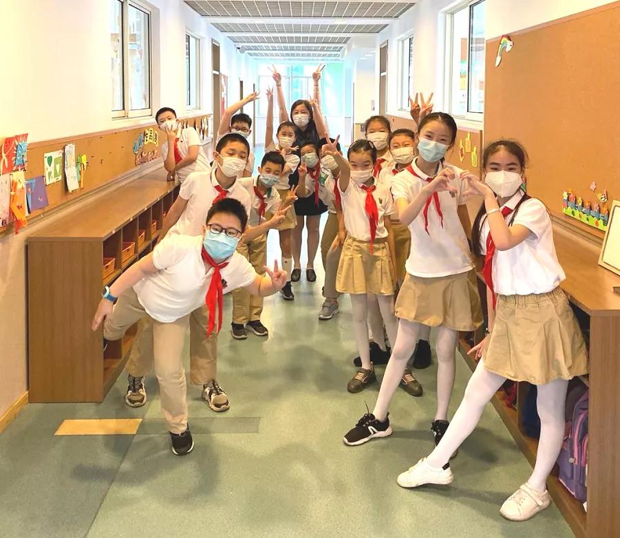 今天又有一批同学返校，来看师生们的自拍留念