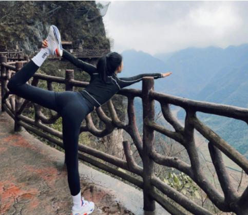 张俪穿露脐装跳舞,张俪穿裙子跳舞