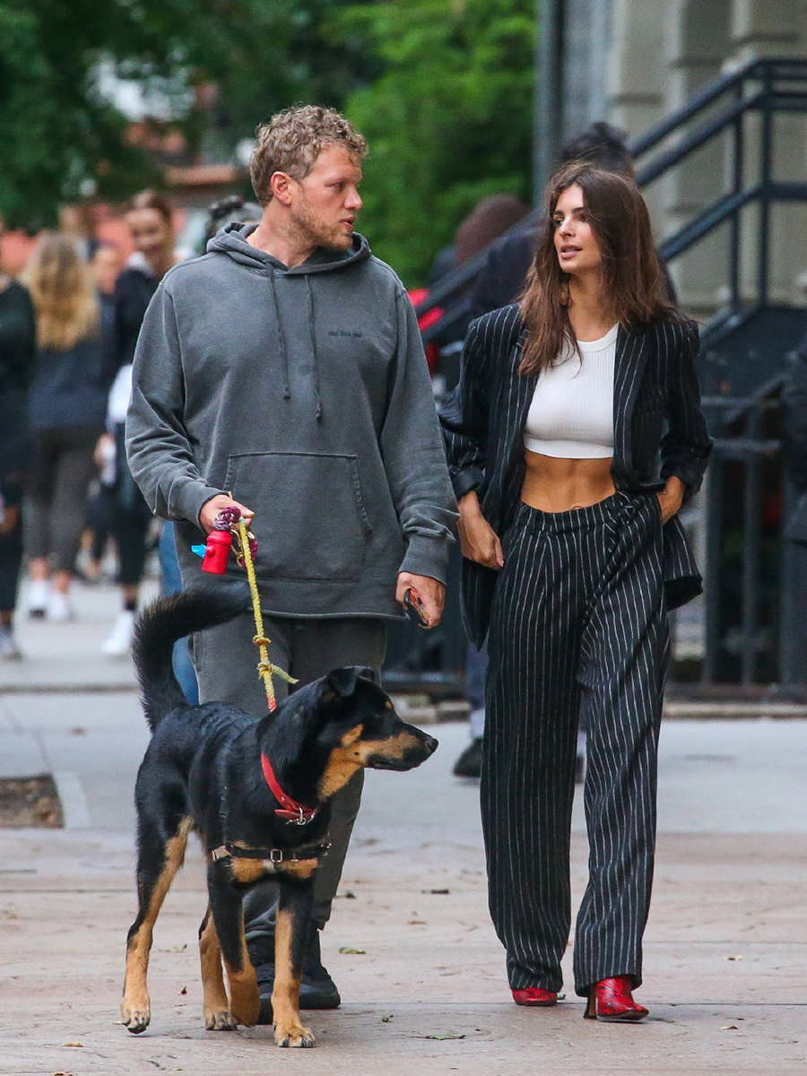 艾米丽最新穿衣搭配,艾米丽拉塔科夫斯基马甲线