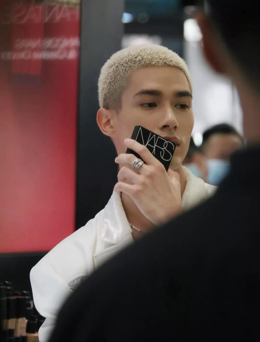 最近男明星代言护肤品,明星代言化妆品为什么不抹脸上