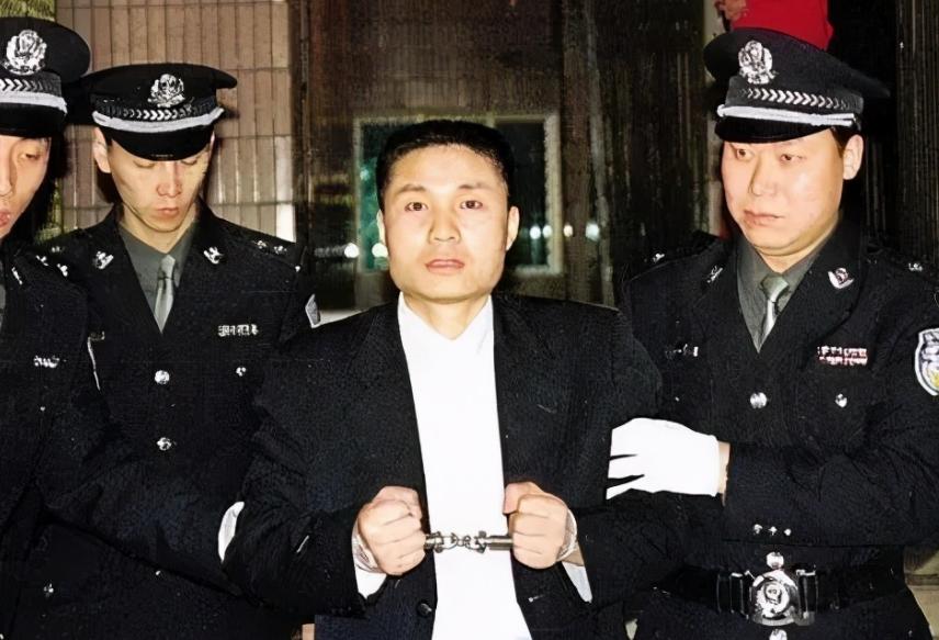 湖南第一悍匪张君真实抓捕现场,湖南第一悍匪张君抢了多少