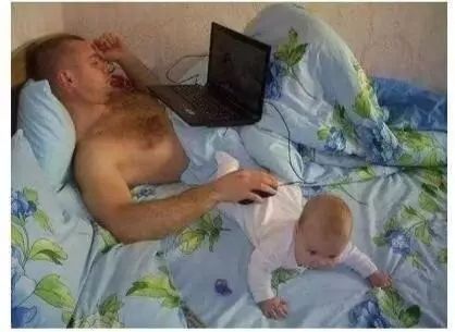 这就是90后爸爸带娃方式,爸爸的带娃方法是不是最好的