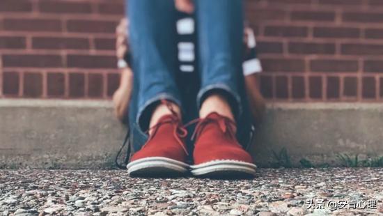 每次社交场合都很不自在,社交恐惧症脸红不自在怎么治疗