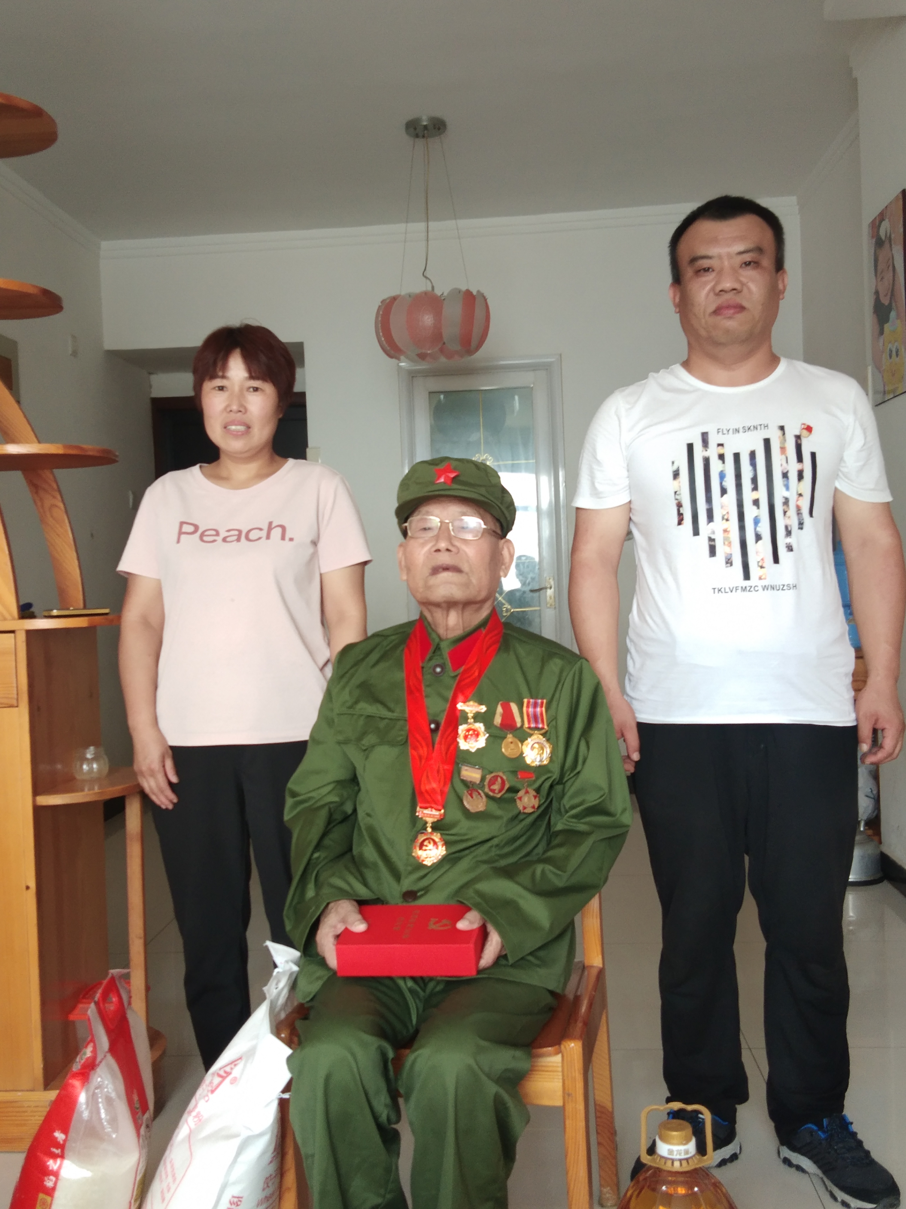 她拉着副区长的手不肯松开