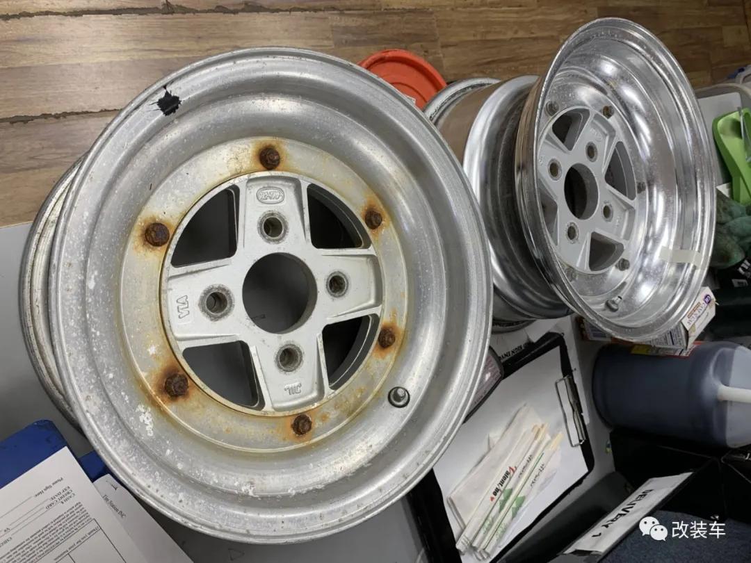 中置四驱五速手动的双门超跑，今晚我在秋名山等你