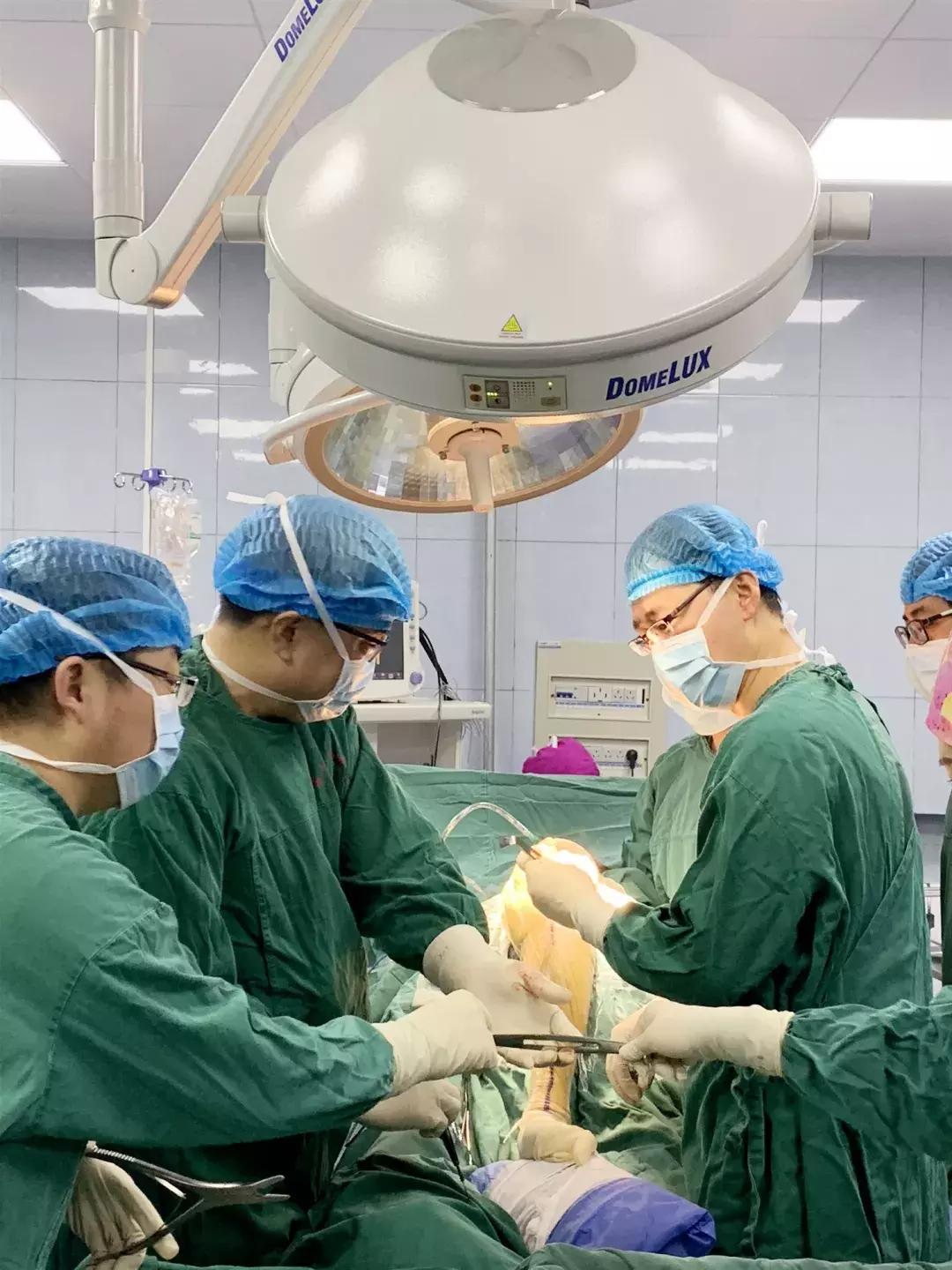 换膝盖关节手术有瘫痪风险吗,换膝手术可以百万医疗理赔吗