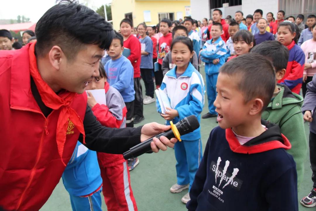 关爱贫困儿童爱心接力,关爱儿童志愿者服务队