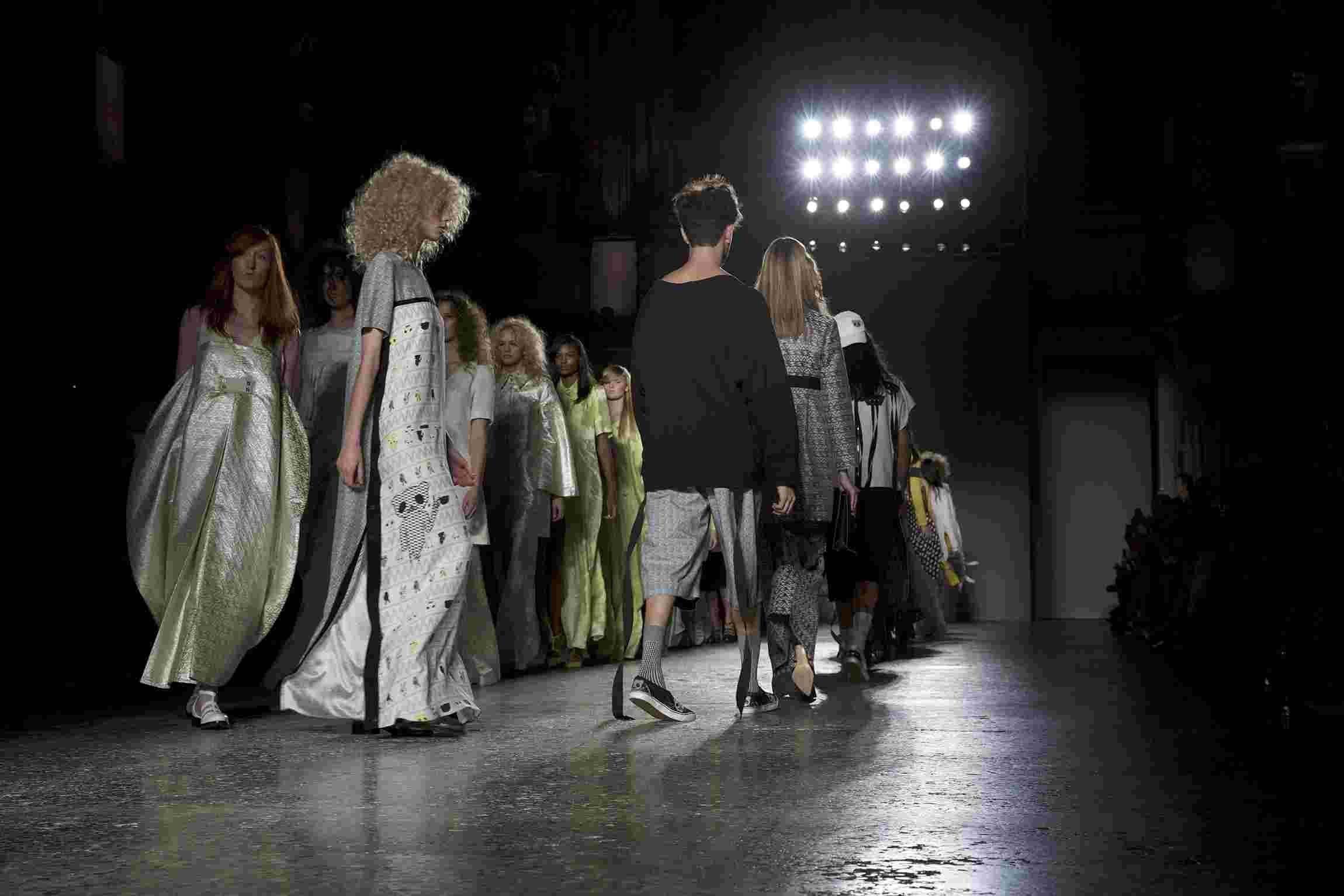 明星参加时装周的着装图片,揭秘明星扎堆时装周