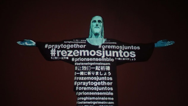 一起祈祷！38米高巴西基督像被点亮悬挂所有受疫情影响国家*旗国**