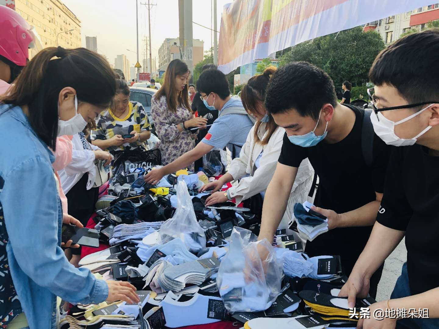 摆地摊卖袜子如何吸引客户销售,摆地摊卖袜子的诀窍