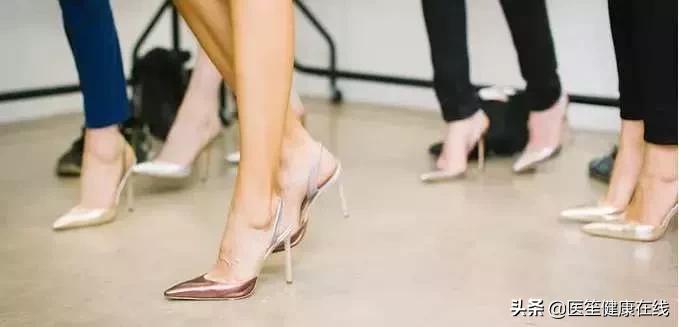 走路时脚的外面会一阵一阵的疼,走路时膝盖处突然刺痛是怎么回事