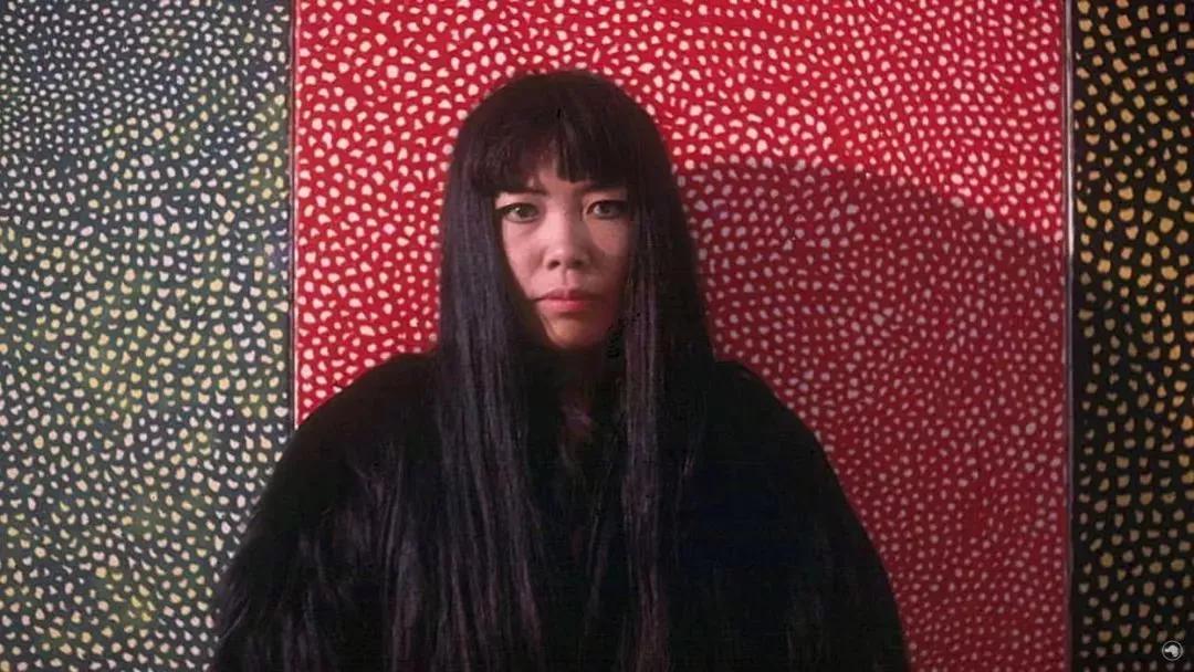 草间弥生：92岁的艺术怪婆婆，靠波点年入7亿，人生坎坷令人发指