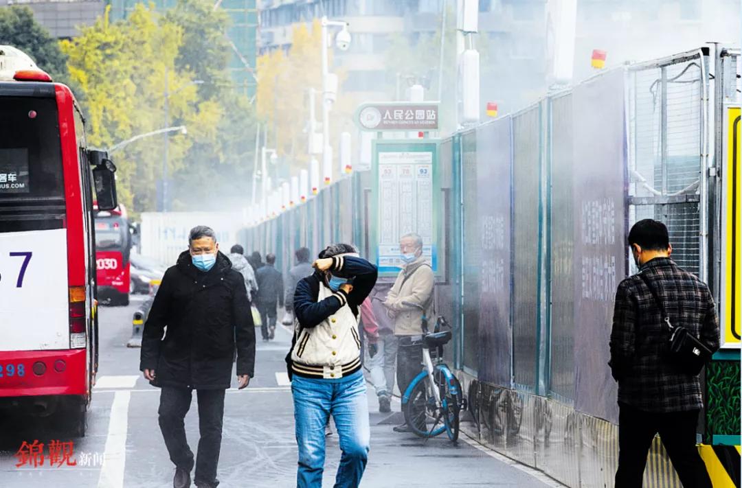 不止地铁工地，喷淋“雨一直下”！记者再次走访，住建环保有回应