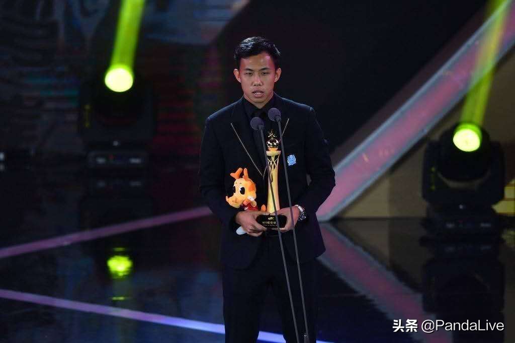 从球童到足球,从场上球童到球队的英雄