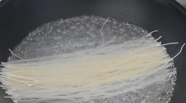 鸡蛋炒宽米粉最好吃的做法视频,砂锅牛肉米粉家常做法