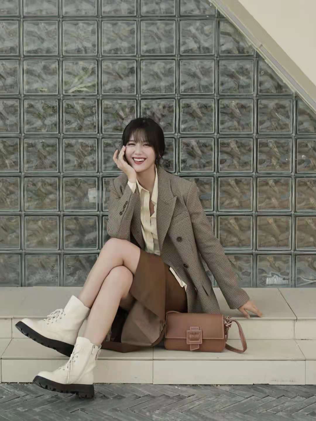 羽绒半身裙配什么上衣外套,秋天半身裙怎么搭配上衣