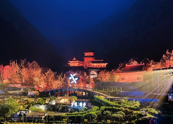 易烊千玺弟弟易烊昱华走秀,易烊千玺弟弟走秀