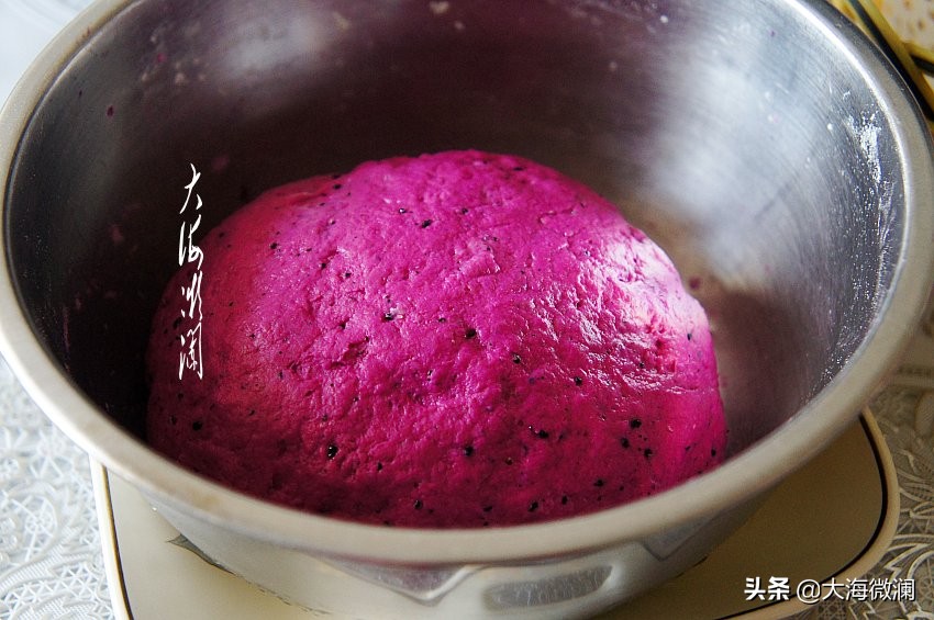 早餐低脂牛奶和全麦馒头,无麸质小米面粉馒头