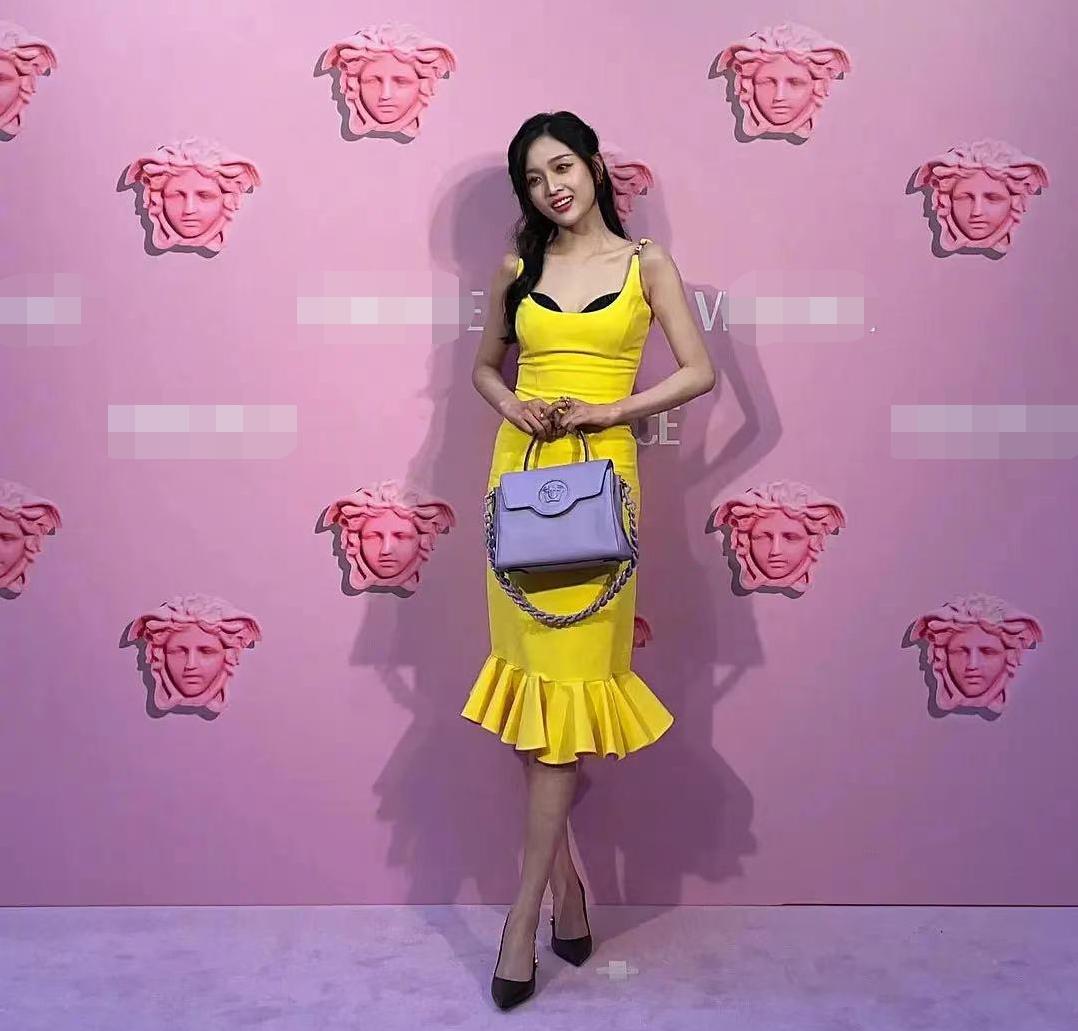 众星出席辱华品牌活动：内衣外穿被嘲雷人，宋轶短裙暴露身材缺陷