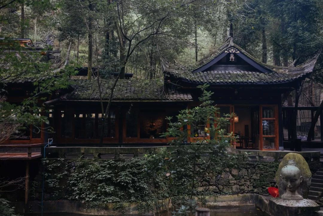 一家开在闹市里的茶馆,一家开在寺庙内的咖啡店