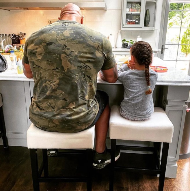 硬汉也是女儿奴,铁血硬汉强森女儿奴