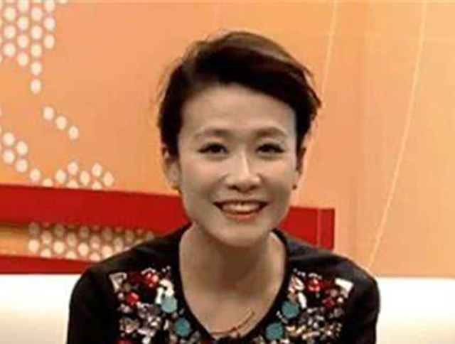 央视女主持人推错门身亡,央视主持人推错门坠楼死亡