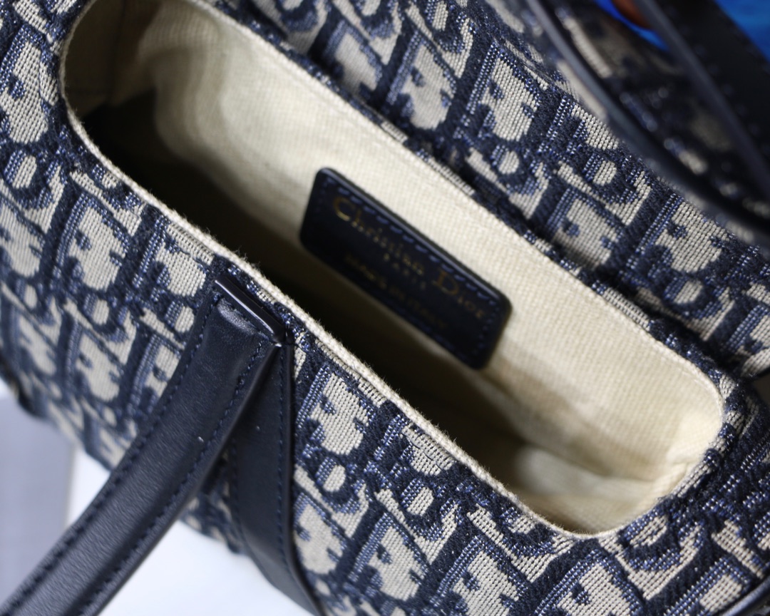 CD“马鞍包”，定价880，我也打算入手了