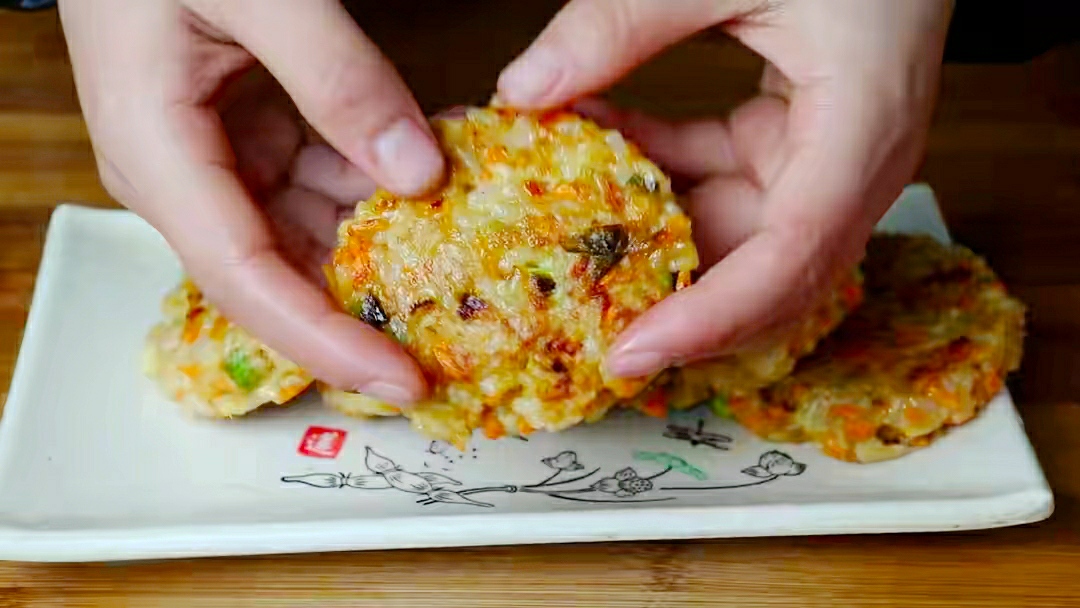 剩米饭和鸡蛋一起做法,只用剩米饭和鸡蛋做好吃的