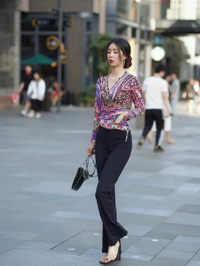 破洞裤休闲随性,牛仔裤显气质穿搭