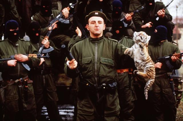 阿尔坎之虎黑道大亨率领球迷组建的塞尔维亚志愿近卫军