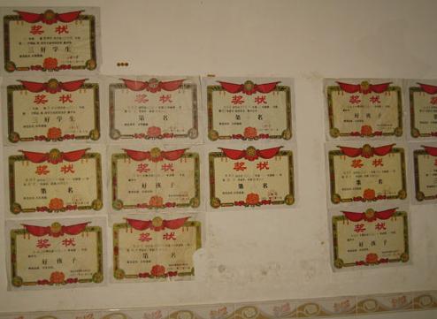 孩子带回奖状，仔细一看却发现错别字，宝妈：学校差点就闹出笑话