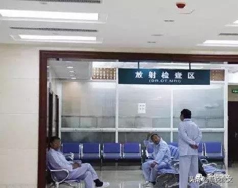 在医院,我们被标记为不同的人群,父亲出院的那一刻:人间值得