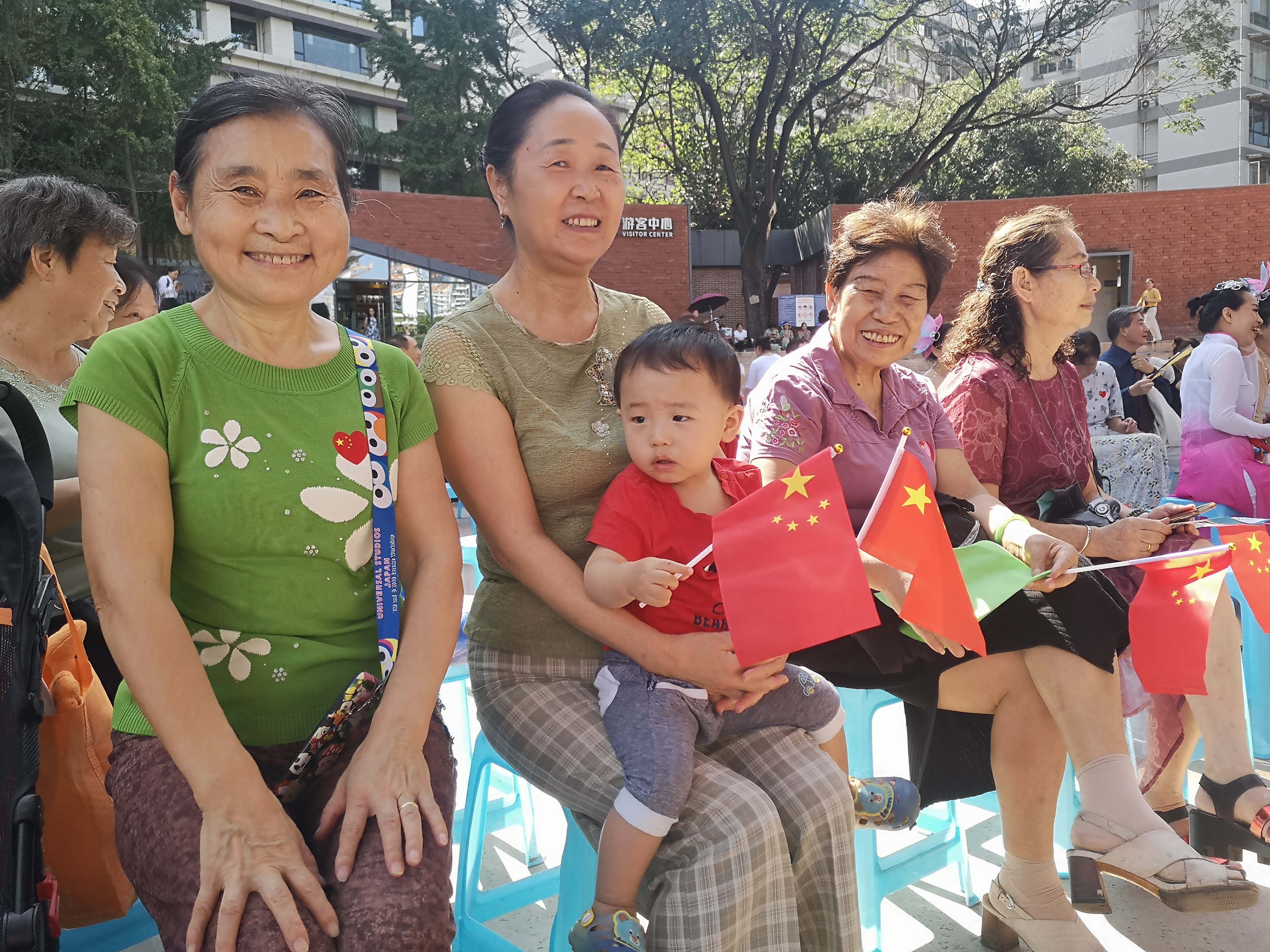 新生路社区：载歌载舞共贺祖国生日