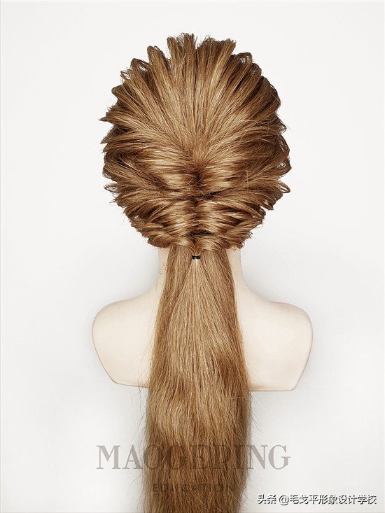 女人扎高马尾显气质还是低马尾,50岁女人扎低马尾简单又好看