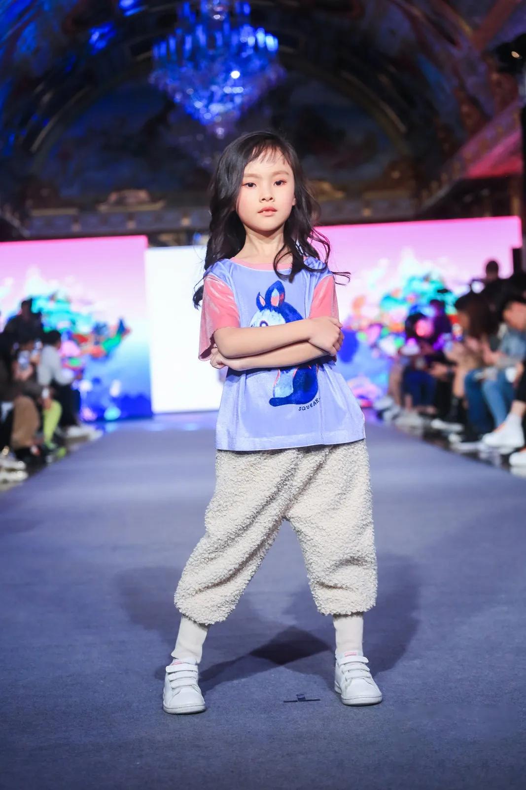 童模走秀基本功训练男孩,童模中级走秀教学动作考核