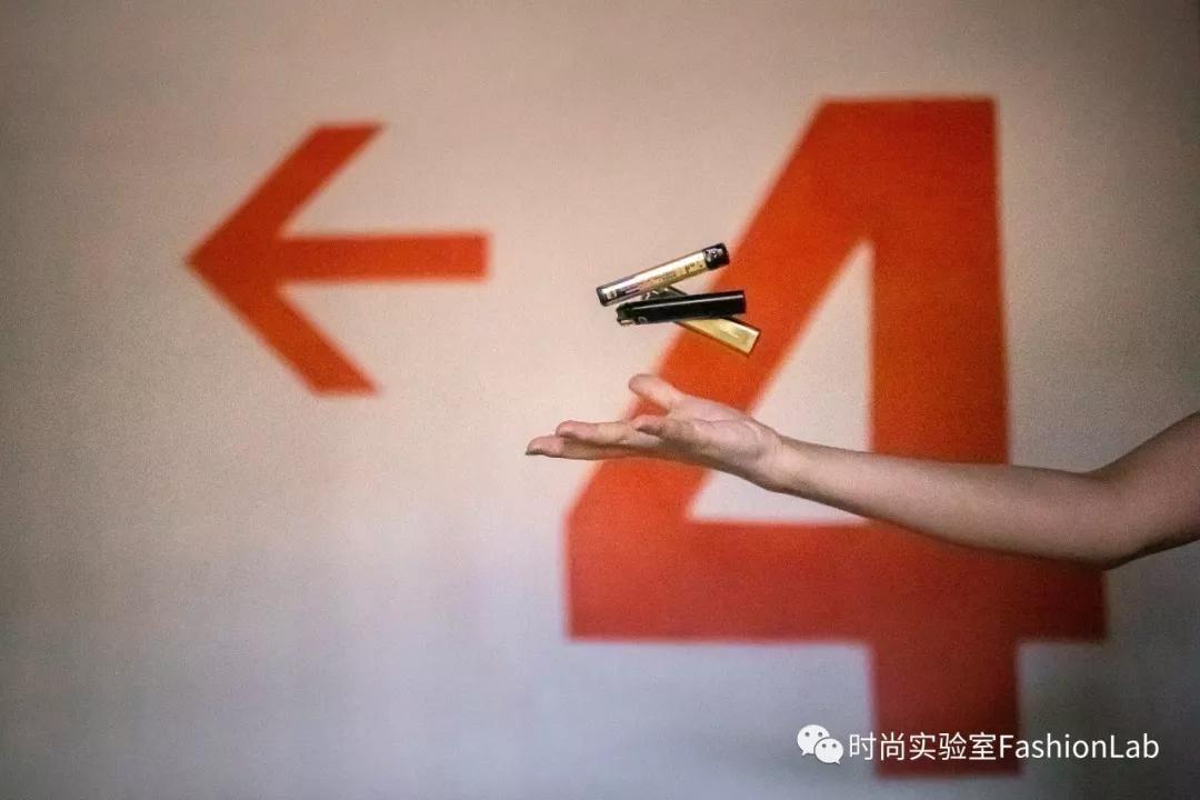 无论他多有钱都会拿走你的打火机,不管你的朋友多有钱都会拿打火机