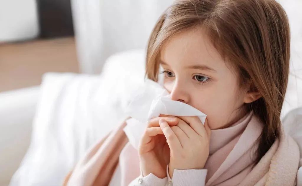 单眼皮宝宝遭亲爸嫌弃，2个月后完美逆袭，真相和你想的不一样