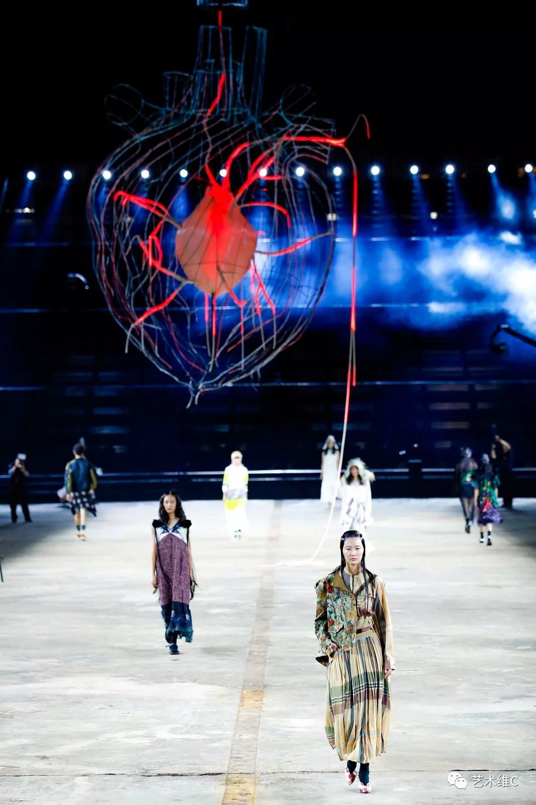 长得帅的人,事业都会成功!艺术家丁勇与他的冒险人生