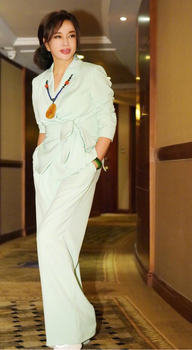 刘晓庆为啥不能优雅的老去,刘晓庆为什么穿衣服好看