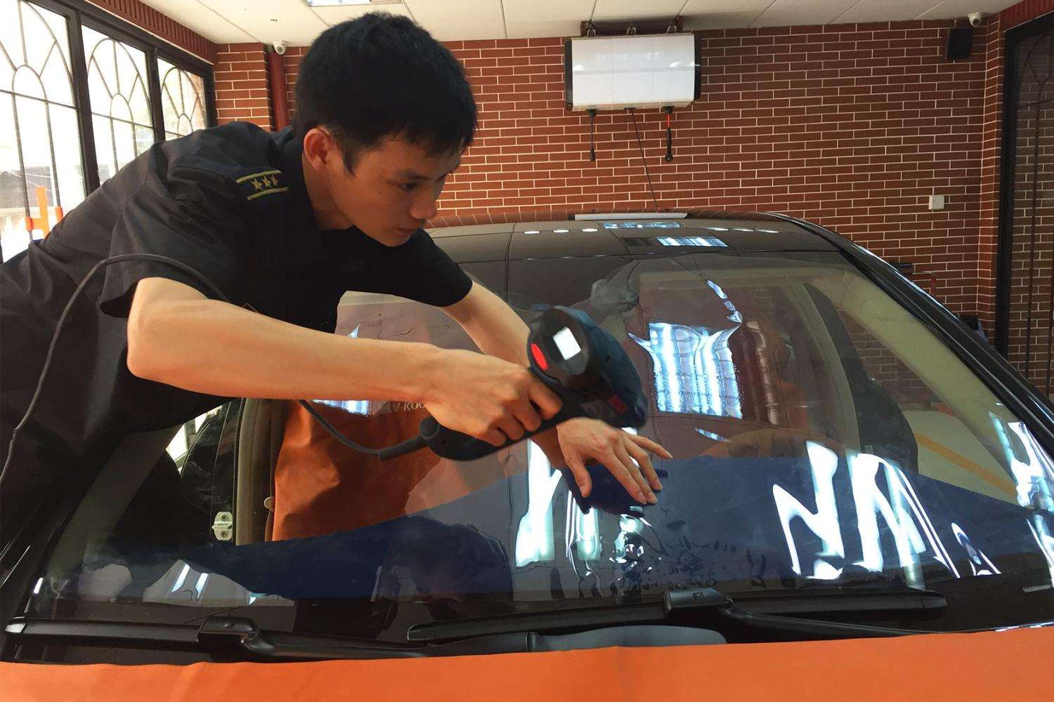 汽车窗户膜全是气泡,前挡玻璃刚贴的膜全是小泡泡