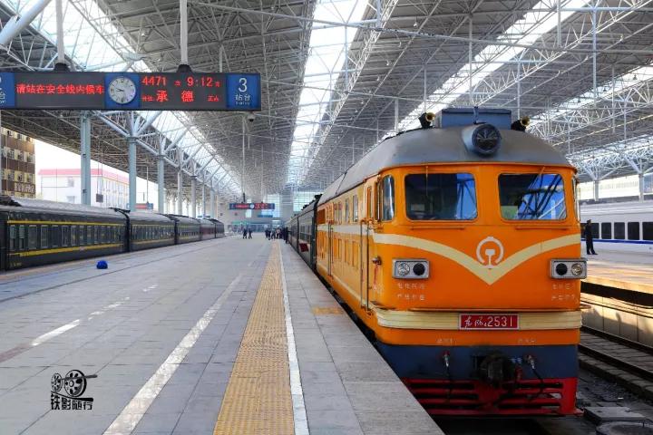 火车来了行人车辆请注意安全,行人车辆请注意火车就要来了