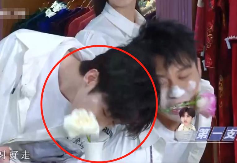 郑恺蔡徐坤抢球,郑恺蔡徐坤爬楼梯