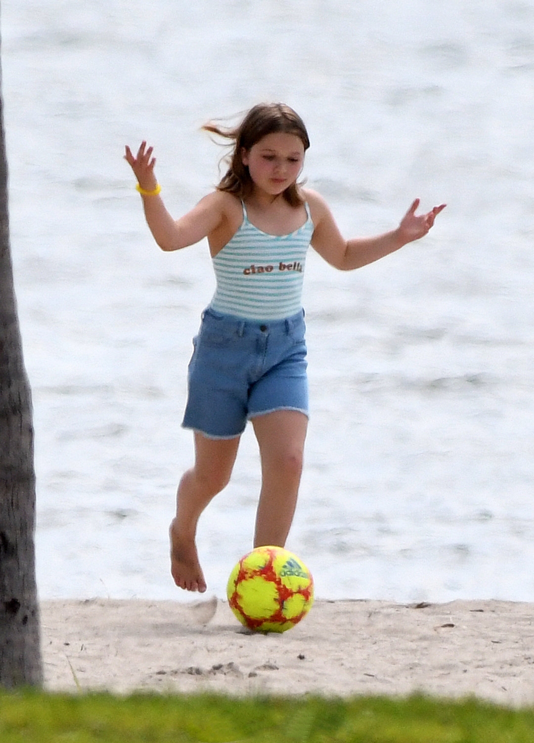 小七是大姑娘了!沙滩踢足球一人对阵两个哥哥,女汉子太有小贝范