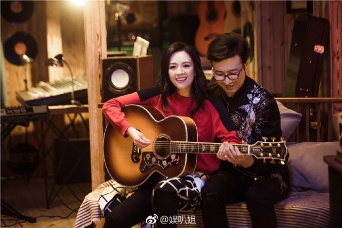 霍启刚背购物袋,霍启刚机场手捧郭晶晶的火炬