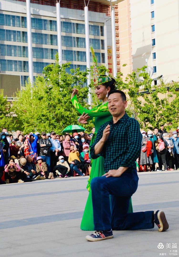 洛阳牡丹广场：*疆新**舞大联欢