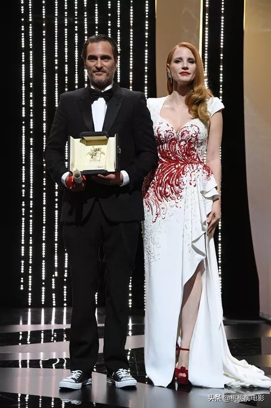 华金菲尼克斯名利场采访,华金菲尼克斯小丑西装